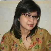 Menanti Edukasi di Mantera Iklan Operator